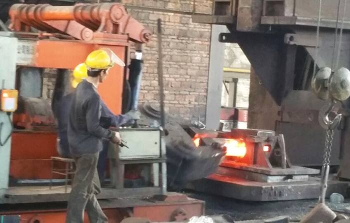 4 tons medium hammer, 5 tons operator